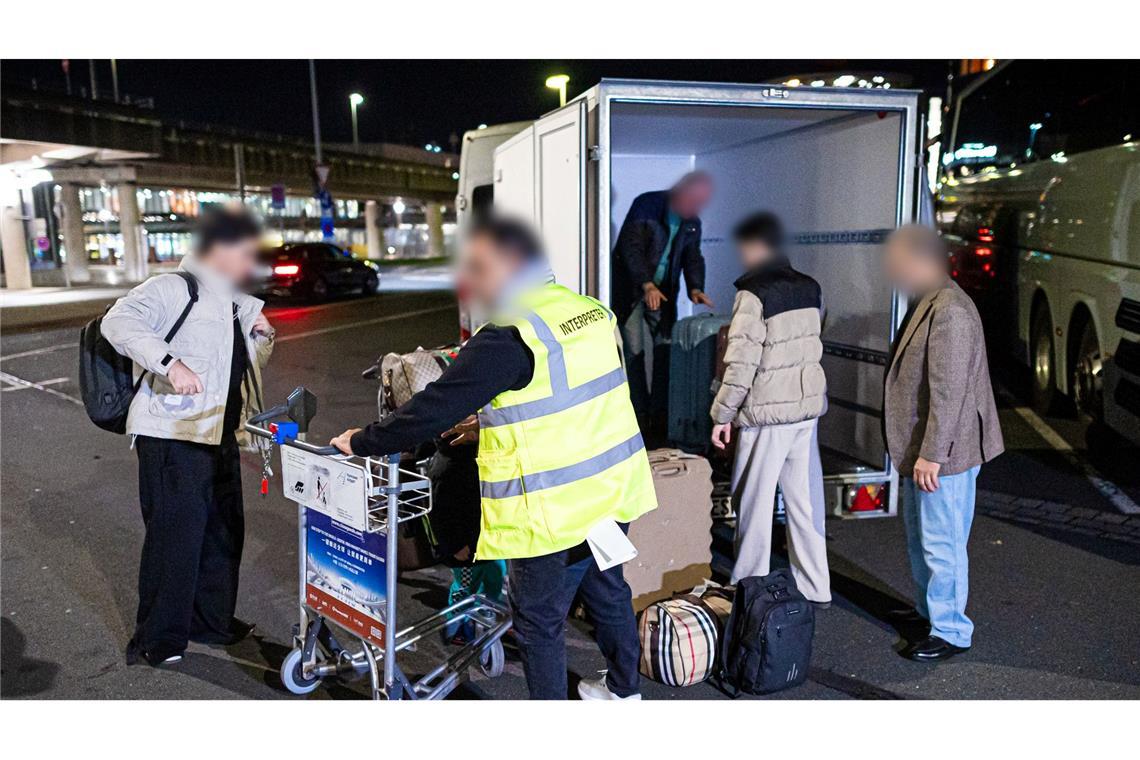 Afghaninnen und Afghanen bei ihrer Ankunft in Hannover. (Archivbild)