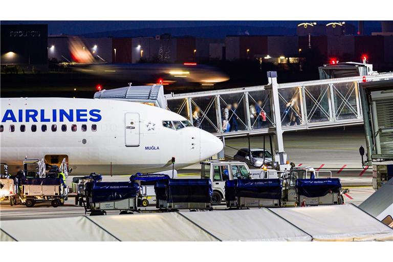 Flug mit Afghanen soll in Deutschland gelandet sein Afghaninnen und Afghanen mit Aufnahmezusage sollen mit dem Linienflug in Hannover ankommen sein.