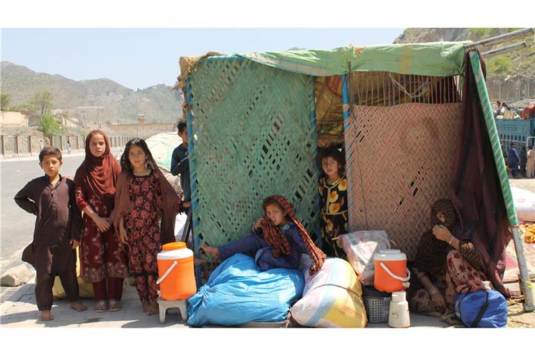 Afghanische Flüchtlinge sitzen mit ihren Habseligkeiten am Grenzübergang Torkham. (Archivbild)