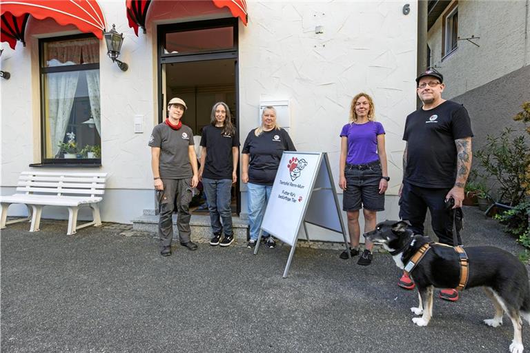 Agnieszka Rock (von links), Anette Hägele, Michaela Timm, Denise Moser und Markus Nuglisch von der Tiertafel freuen sich über die neue Ausgabestelle in Murrhardt. Fotos: Dietmar van der Linden