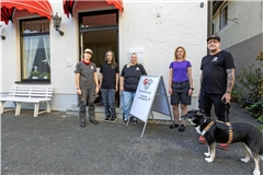 Agnieszka Rock (von links), Anette Hägele, Michaela Timm, Denise Moser und Markus Nuglisch von der Tiertafel freuen sich über die neue Ausgabestelle in Murrhardt. Fotos: Dietmar van der Linden