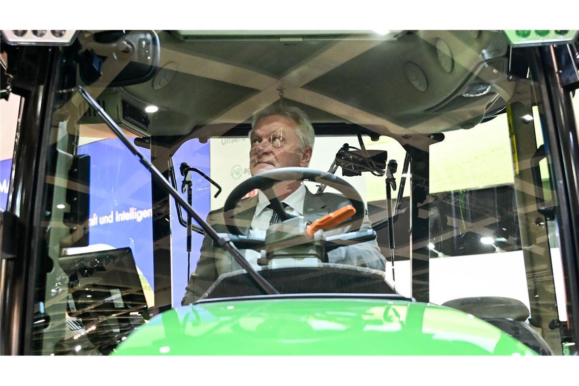 Agrarminister Rainer informierte sich über E-Mobilität auf dem Feld.