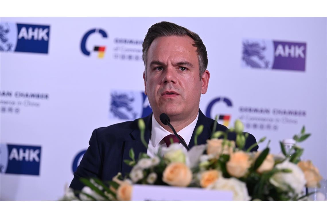 Deutsche Firmen in China so pessimistisch wie noch nie AHK-Vorstandsmitlied Maximilian Butek fordert anstelle deutscher Firmen, die China mehr als Partner statt Rivalen zu sehen.