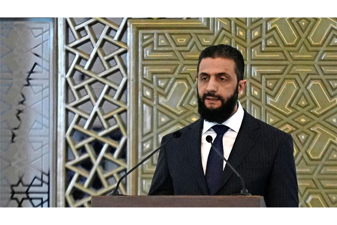 Syriens Präsident zu Putin: Syrien soll unabhängig und souverän bleiben Ahmed al-Scharaa, Präsident von Syrien, spricht während der Zeremonie zur Bekanntgabe der neuen syrischen Regierung im Palast des Volkes.