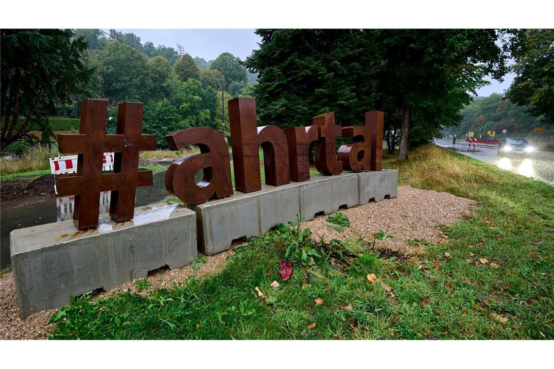 #ahrtal steht an der B 256 nahe der Ortschaft Müsch im Landkreis Ahrweiler im Morgengrauen. Der Wetterdienst warnt vor Unwettern mit Starkregen in der Region.