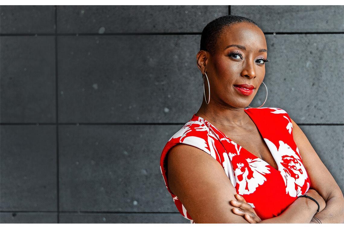 Sie freut sich auf die Killerqueen Aisata Blackman im Foyer des Stuttgarter Pressehauses beim Redaktionsbesuch.