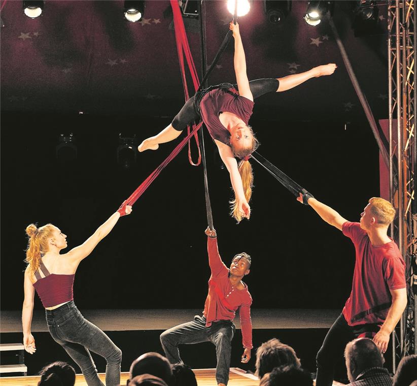 Spektakuläre Strapaten-Akrobatik-Show Akrobatik mit Strapaten: Die Gruppe „Strapmania“ zeigte umjubelte Kunststücke. Foto: J. Fiedler