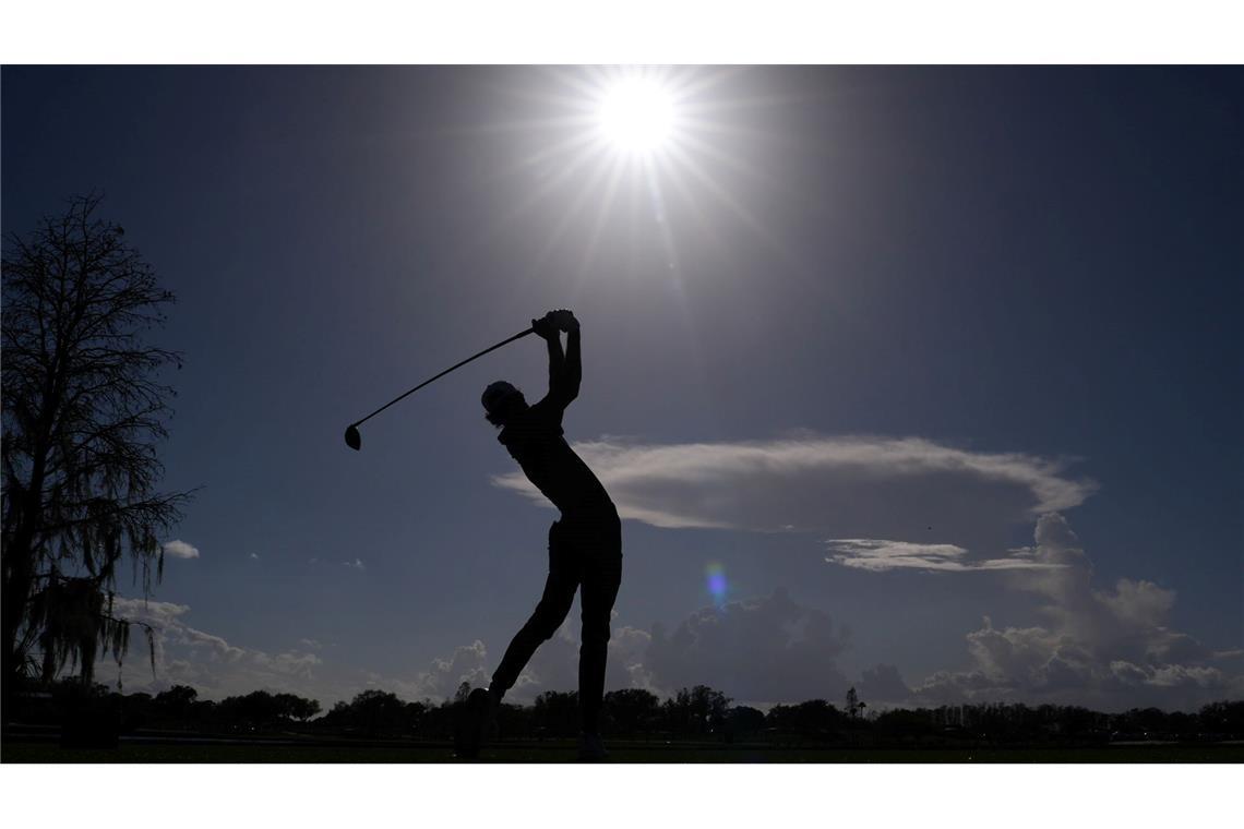 Akshay Bhatia schlägt am sechsten Loch ab.