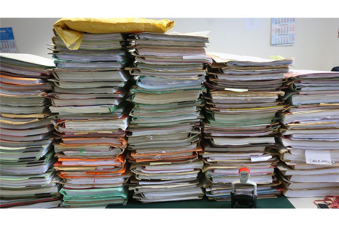 Berg der offenen Ermittlungsverfahren ist leicht gesunken Aktenberge stapeln sich bei den Staatsanwaltschaften in Baden-Württemberg. (Symbolbild)