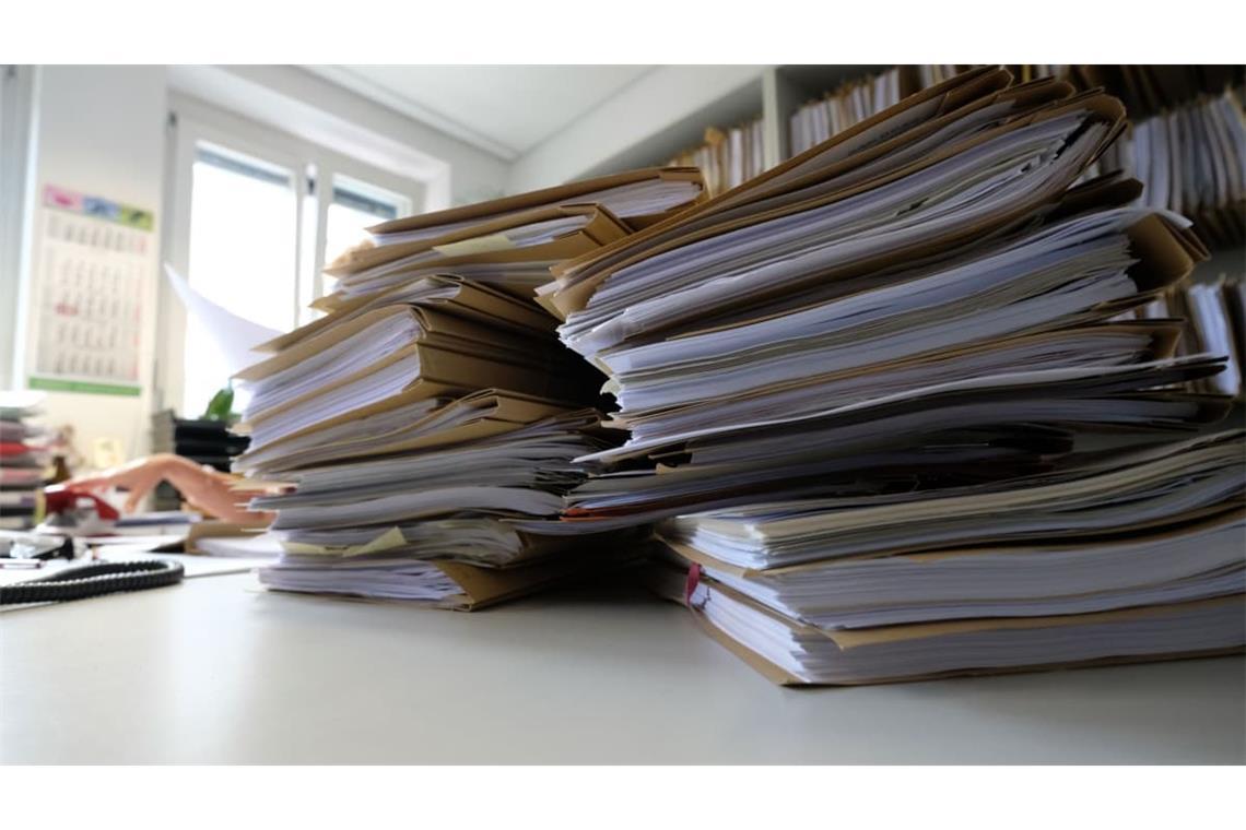 Aktenberge statt digitale Dateien: Kann die Landesregierung Bürokratieabbau? Die Bevölkerung hat da so ihre Zweifel.