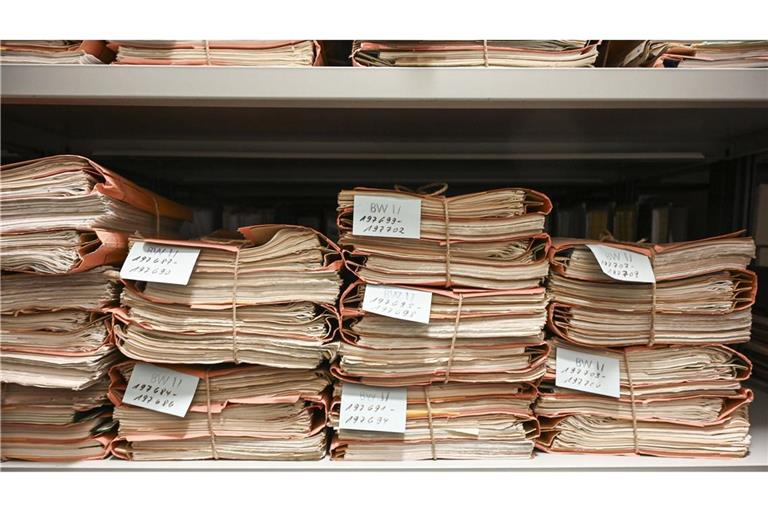 Aktenbündel im Deutschen Militärarchiv in Freiburg.