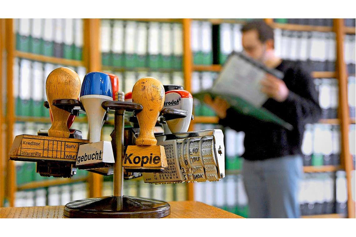 Wie zu viel Bürokratie in der EU Unternehmen bremst Aktenregale in einem Betrieb