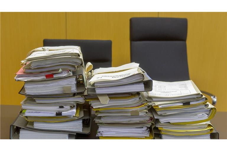 Aktenstapel vor Gericht – manche sollen von einer KI bearbeitet werden.