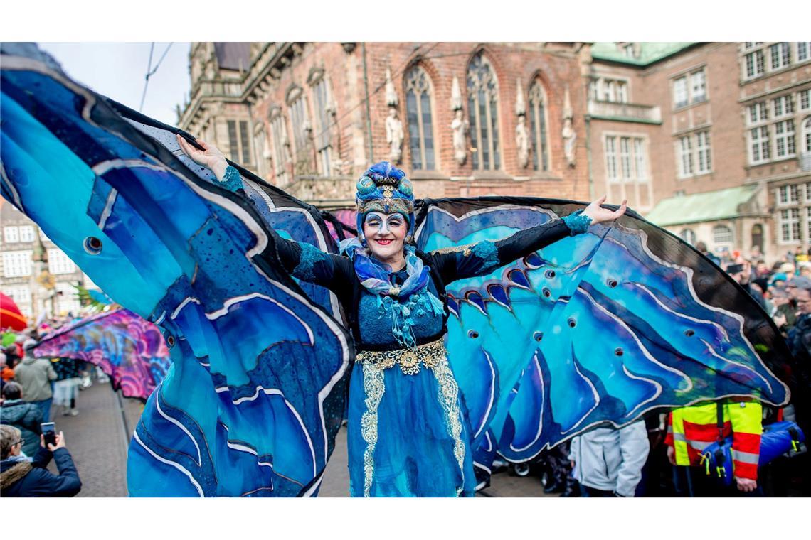 Bilder des Tages Akteure in bunten Kostümen ziehen in einem Straßenumzug zum 40. Bremer Samba-Karneval durch die Innenstadt.