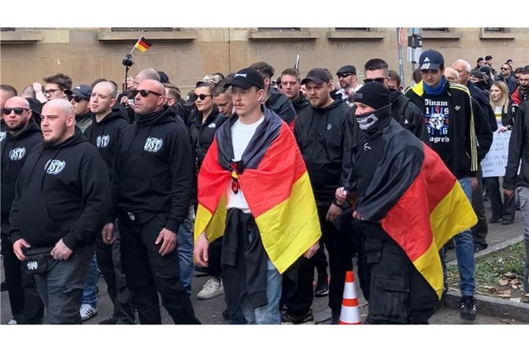 Akteure von rechtsextremen Gruppen wie „Der Störtrupp“ posieren mit der schwarz-rot-goldenen Deutschlandfahne.