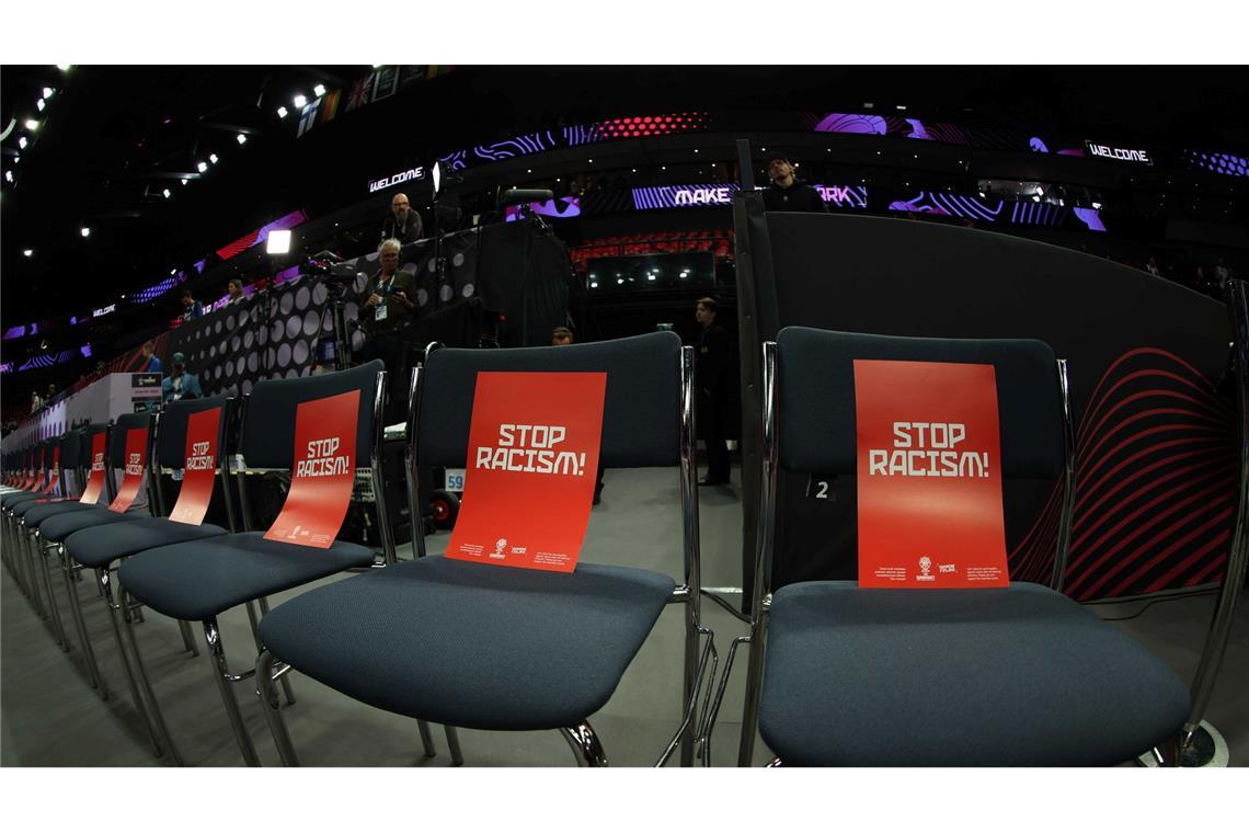 Basketballer locker zum EM-Gruppensieg - Portugal wartet Aktion bei der EM: Schilder mit "Stop racism" in Tampere.