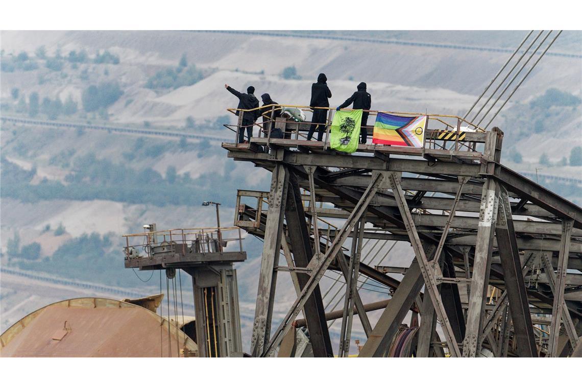 Aktivisten besetzen einen Kohlebagger im Tagebau Hambach. Sie fürchten, dass der Konzern RWE einen Teil vom Hambacher Forst für einen Yachthafen roden lässt.