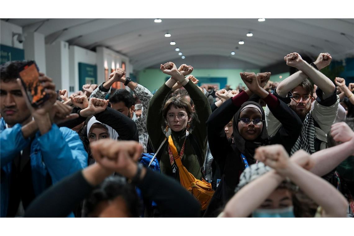 Bilder des Tages Aktivisten demonstrieren schweigend gegen den Entwurf eines Abkommens zur Eindämmung des Klimawandels auf dem UN-Klimagipfel.