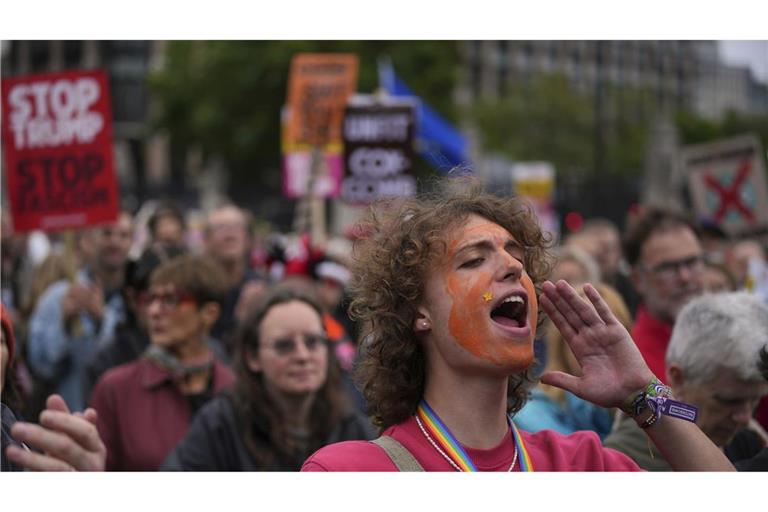 Aktivisten der «Stop Trump Coalition» nehmen an einer Demonstration gegen den Staatsbesuch von US-Präsident Trump teil.