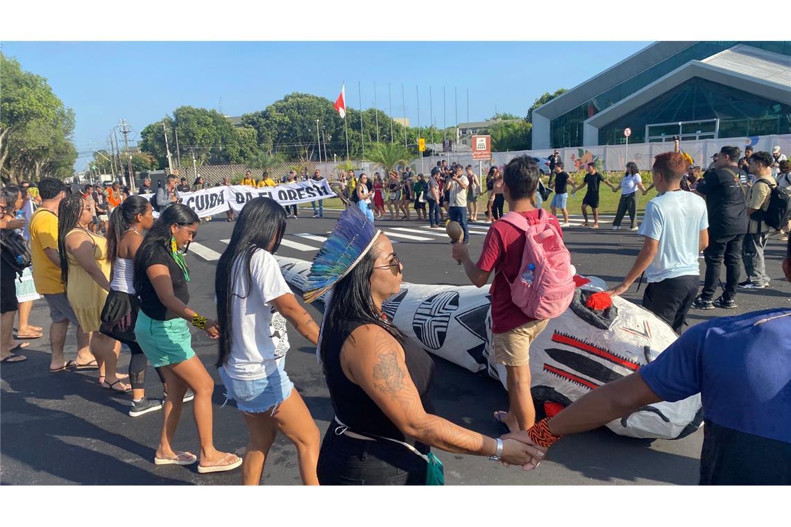 Aktivisten tanzen, um anlässlich der Weltklimakonferenz #COP30 zu protestieren.