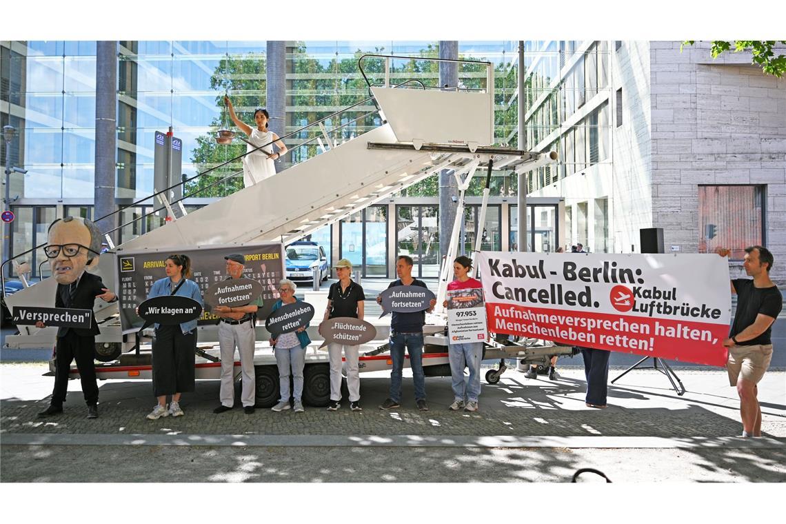 Aufnahme von Afghanen - Klagen gegen Bundesregierung Aktivsten stehen während einer symbolischen Protestaktion am Weltflüchtlingstag zur Unterstützung mehrerer Klagen von Afghanen gegen die Bundesregierung vor dem Auswärtigen Amt.