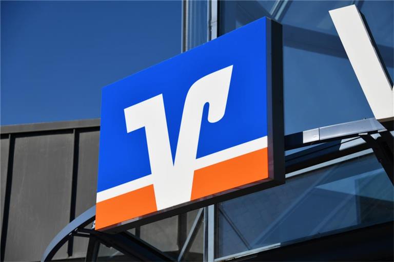 Aktuell kursiert eine Phishing-Mail im Namen der Volksbanken Raiffeisenbanken. Betrüger fordern zur Identitätsbestätigung auf und drohen mit Kontosperrung – so erkennen Sie den Betrug.