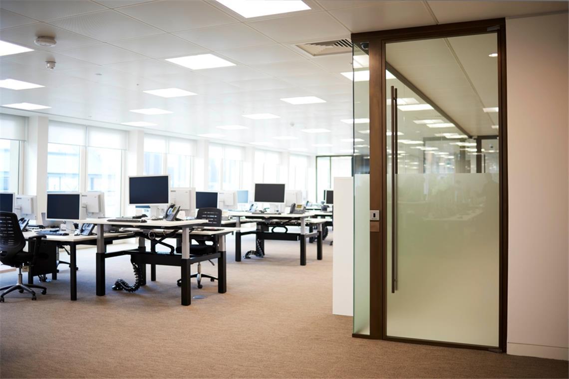 Darf der Arbeitgeber die Arbeit im Büro anordnen? Aktuell sind viele Büros oft verwaist.