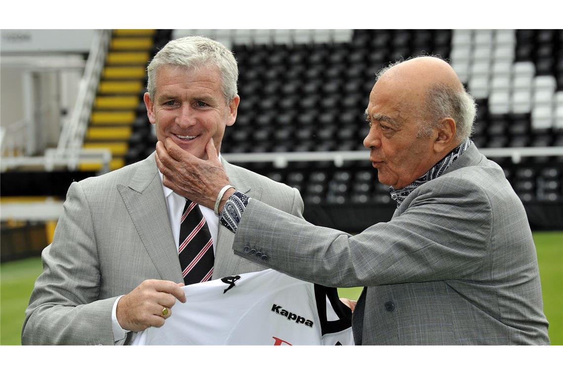 Polizei: Mehr als 100 Opfer von Unternehmer Al Fayed Al Fayed (r.) gehörte jahrelang der Londoner Fußballclub Fulham. (Archivbild)