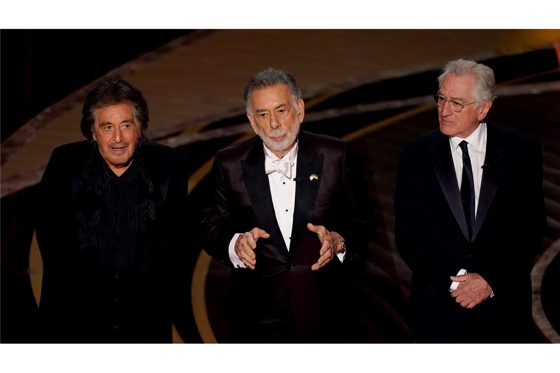 Al Pacino mit 85 - alter Papa mit vielen Rollen Al Pacino (l-r), Francis Ford Coppola und Robert De Niro stehen bei der 94. Verleihung der Academy Awards in Hollywood gemeinsam auf der Bühne.