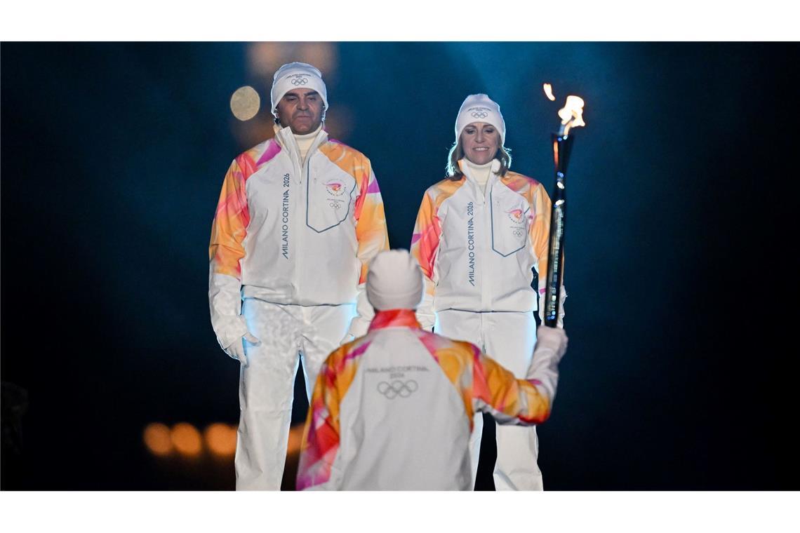 Alberto Tomba und Deborah Compagnoni entzündeten das Feuer in Mailand.