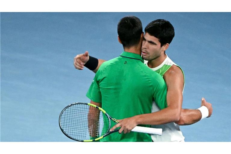 Alcaraz (rechts) setzte sich im Finale von Melbourne gegen Novak Djokovic durch.