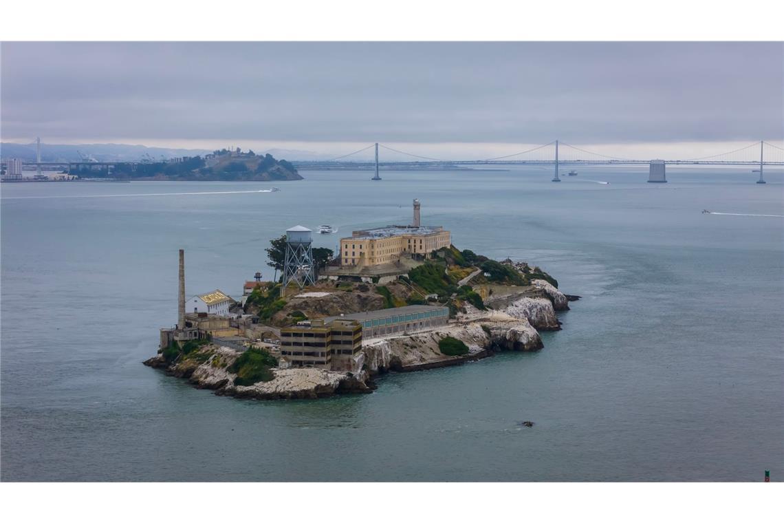 Alcatraz ist ein historisches Hochsicherheitsgefängnis auf einer kleinen Insel vor San Francisco. Es wurde 1910-12 erbaut und war von 1934 bis 1963 in Betrieb. Heute ist es eine wichtige Touristenattraktion.