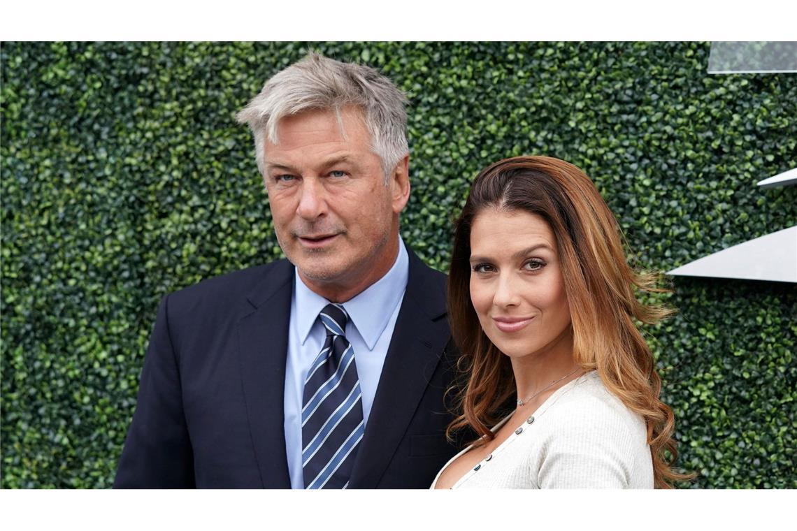 "Ich habe gewählt": US-Promis in der Wahlnacht Alec Baldwin und seine Frau Hilaria Baldwin gehen zur Wahlurne. (Archivbild)