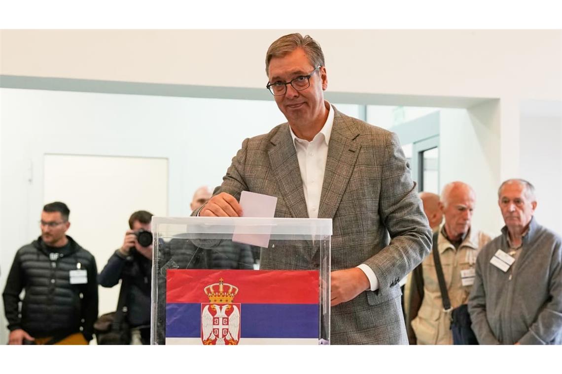 Aleksandar Vučić bei der Stimmenabgabe. Die Wahl entscheidet, ob er erneut Ministerpräsident für Serbien wird.