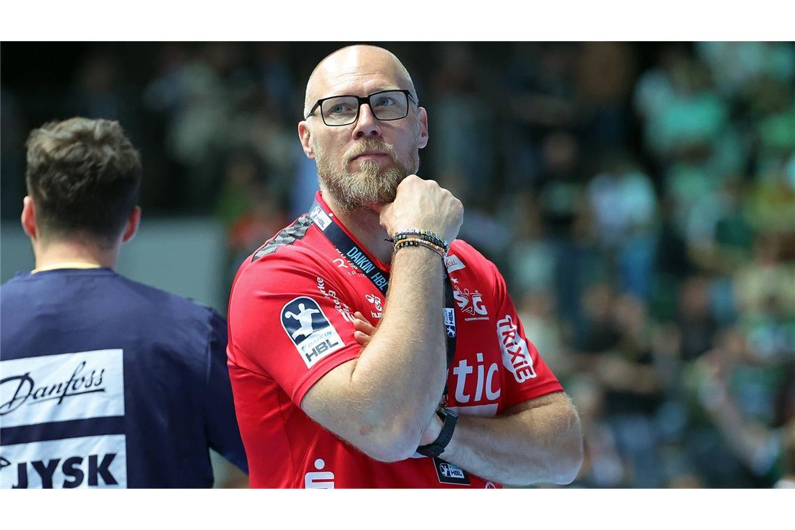 Die 18 Trainer im Fokus der neuen Handball-Bundesliga-Saison Ales Pajovic (SG Flensburg-Handewitt, 46 Jahre alt): Als slowenische Handball-Ikone krönte Pajovic seine aktive Karriere mit mehreren Champions-League-Siegen bei Celje und BM Ciudad Real. Ab 2019 führte er die österreichische Nationalmannschaft zu ihren besten EM-Platzierungen, darunter ein achter Rang bei der Heim-EM 2020. Im Jahr 2025 übernahm der 46-Jährige dann die SG Flensburg‑Handewitt und gewann gleich in seiner ersten Saison die EHF European League.