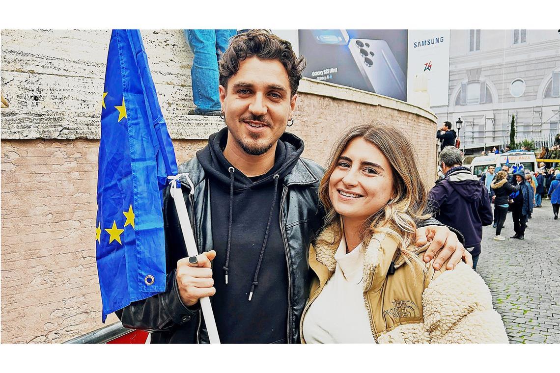 Eine Piazza voller Menschen für die Werte Europas Alessandro (30) und Gaia (24) auf der Demonstration für europäische Werte in Rom.
