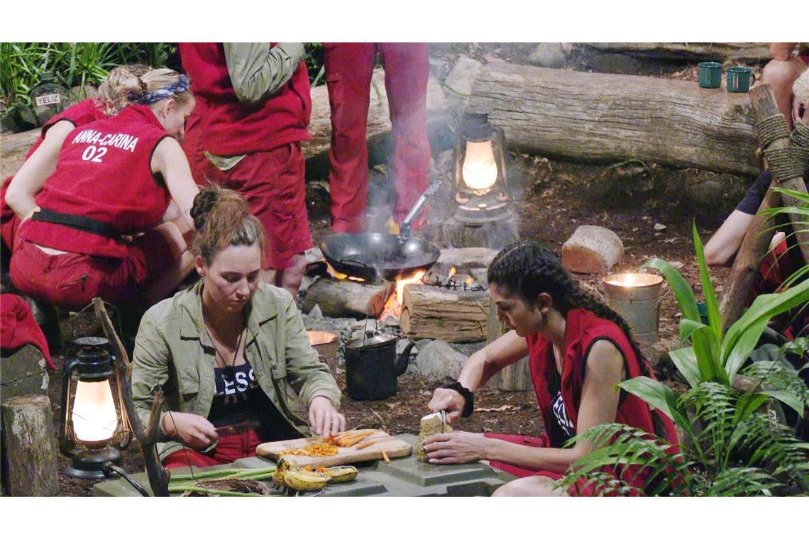 Trotz gelungener Prüfung kochen die Emotionen über Alessia (links) und Yeliz wollen das Essen zubereiten.