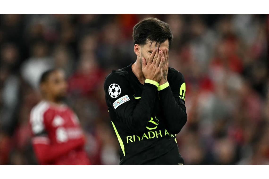 Alex Baena hadert nach einer vergebenen Chance. Am Ende verlor er mit Atletico Madrid gegen den FC Liverpool mit 1:2.