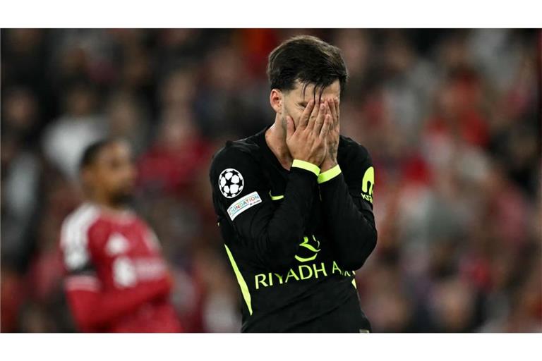 Alex Baena hadert nach einer vergebenen Chance. Am Ende verlor er mit Atletico Madrid gegen den FC Liverpool mit 1:2.