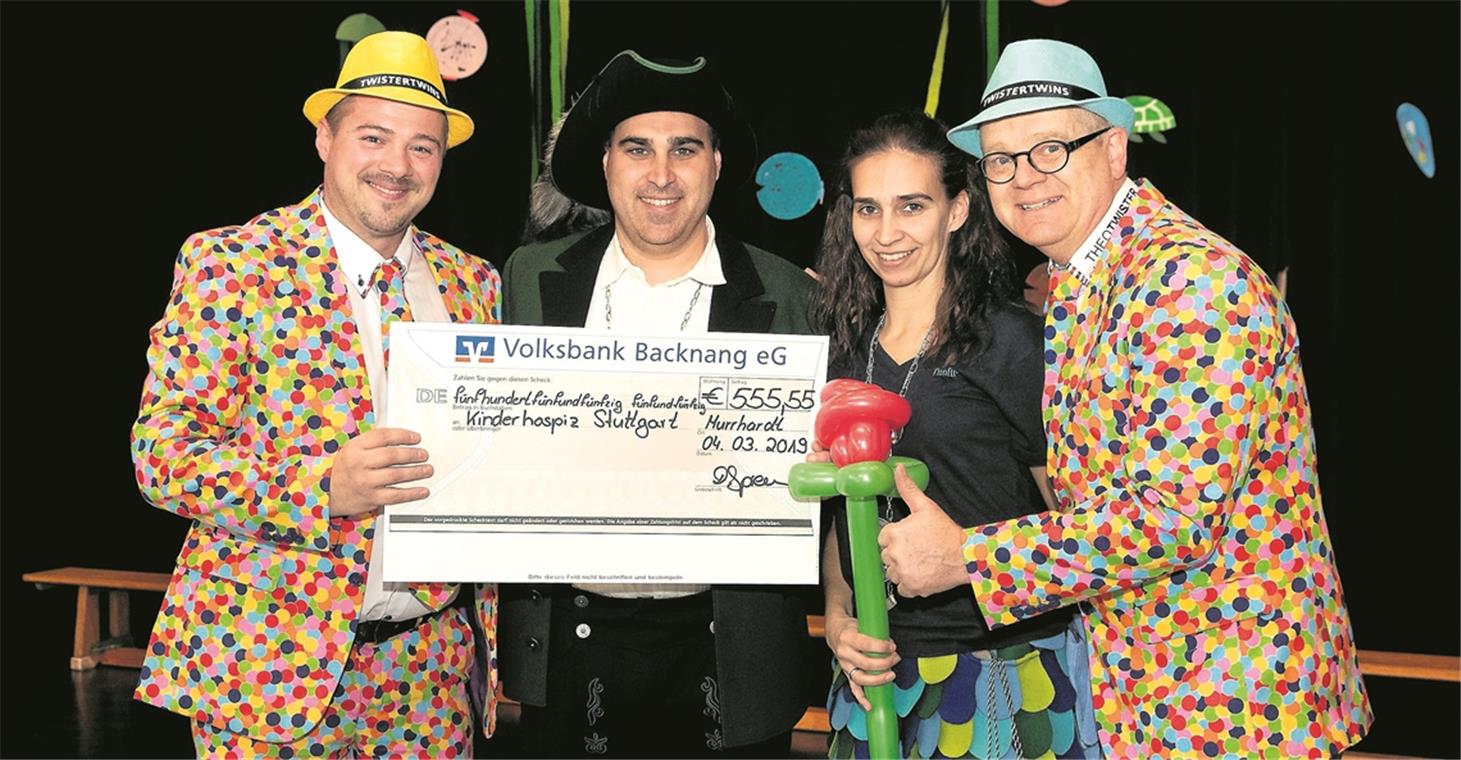 Marienkäfer trifft Nachtkrabb und Hotz Alex Twister (links) und Torsten Fuchs (rechts) alias Twistertwins freuen sich über die Spende, die Matthias Schlichenmaier und Diana Spreu (Mitte) von den Murreder Henderwäldlern übergeben. Das Geld ist für das Projekt der Twistertwins im Kinder- und Jugendhospiz Stuttgart bestimmt.