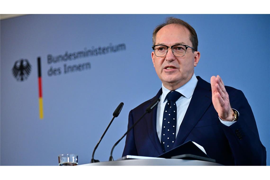 Alexander Dobrindt (CSU) fährt als Bundesinnenminister einen harten Kurs in der Zuwanderungspolitik.