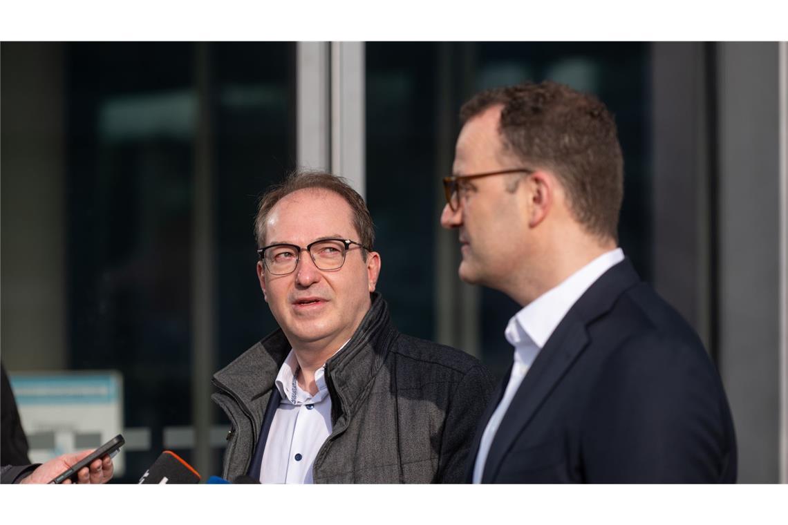 Steigende AfD-Werte überschatten Koalitionsverhandlungen Alexander Dobrindt (l), CSU-Landesgruppenchef, und Jens Spahn, CDU-Vizevorsitzender zu Beginn der Fortsetzung der Koalitionsverhandlungen.