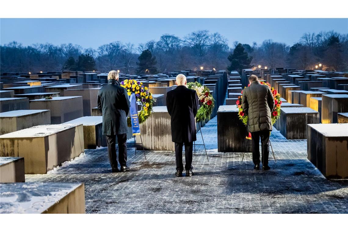 Alexander Dobrindt (r-l, CSU), Bundesinnenminister, Josef Schuster, Präsident des Zentralrates der Juden in Deutschland, und Magnus Brunner, Kommissar für Inneres und Migration der Europäischen Union.