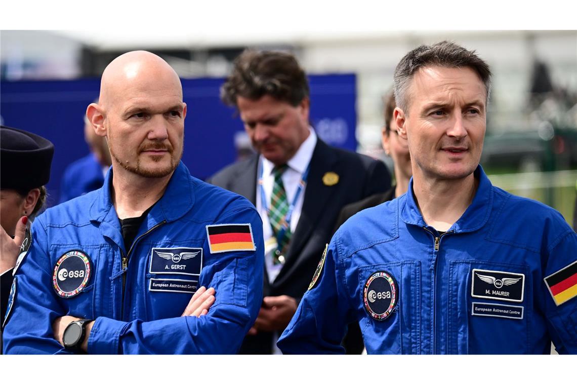 Alexander Gerst (l) und Matthias Maurer freuen sich für ihren Kollegen Luca Parmitano.