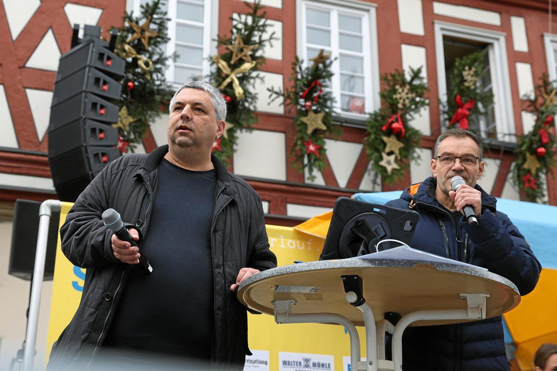 Ein Finisherrekord und zwei Favoritensiege beim 36. Backnanger Silvesterlauf Alexander Hornauer (links), der auch zu den drei Hauptorganisatoren des Silvesterlaufs gehört, und Bernd Koppitz bilden ein fachkundiges Moderatorengespann. Foto: Alexander Becher