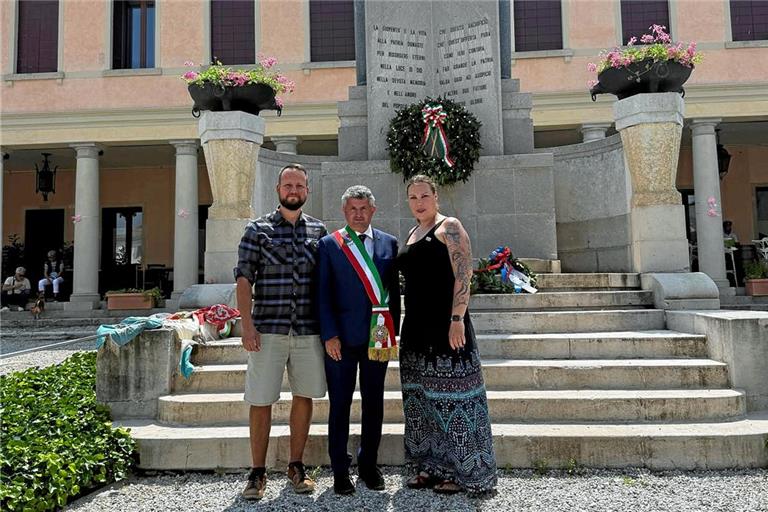 Alexander Irion und Julia Piechot mit Bürgermeister Stefano Soldan (Mitte) vor dem Denkmal zur Erinnerung an die Gefallenen der beiden Weltkriege. Foto: Murreder Henderwäldler