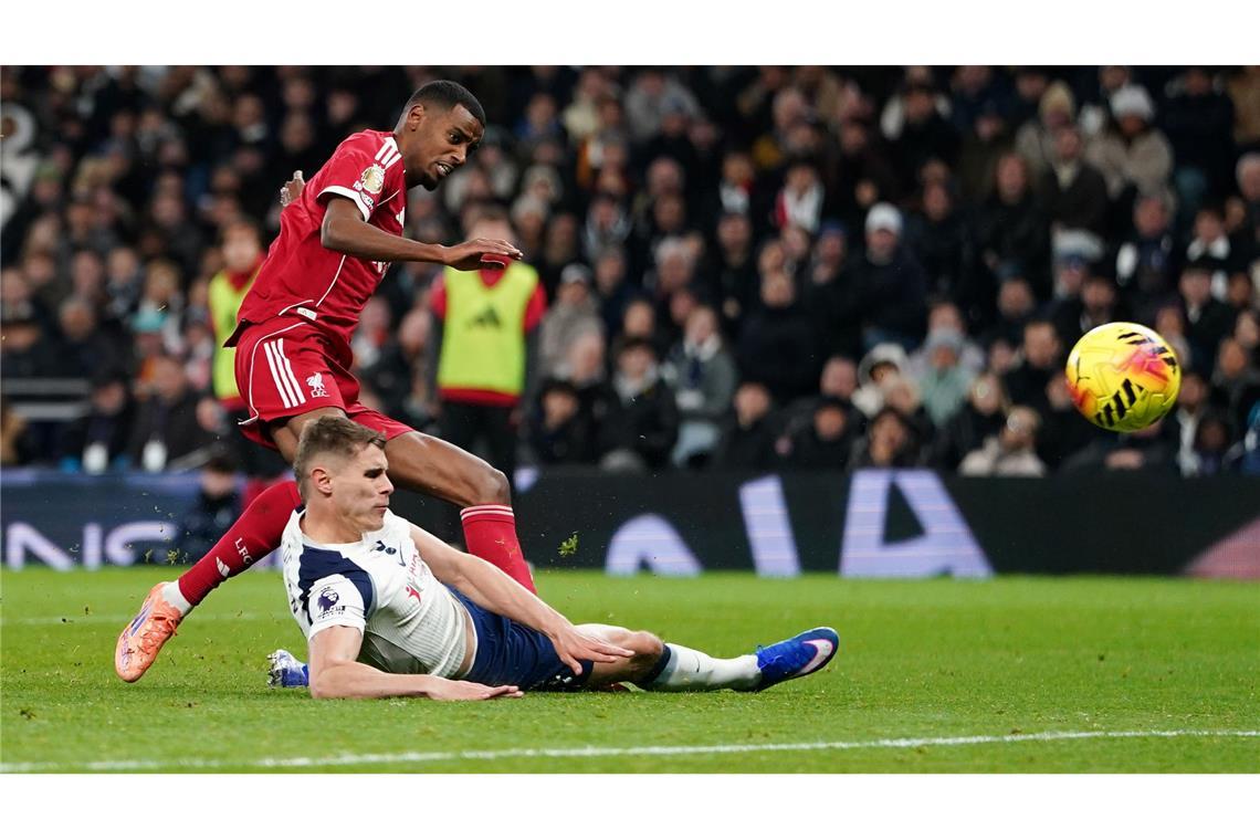 Alexander Isak trifft nach Wirtz-Vorlage - bei der Szene verletzt sich der Stürmer aber auch.