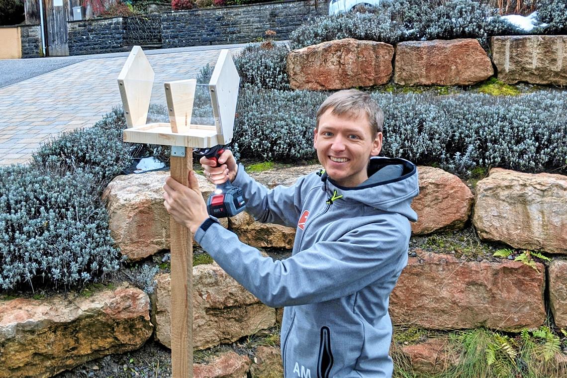 Handballer werden für Umweltschutz aktiv Alexander Moosmann beim Bau eines Vogelfutterhäuschens.
