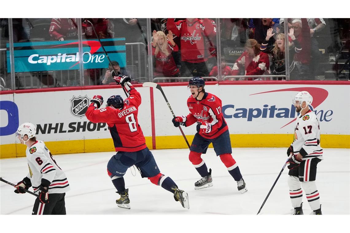 Vor den Augen von Gretzky: Owetschkin egalisiert NHL-Rekord Alexander Owetschkin feiert seinen ersten Treffer zur Führung für die Capitals.