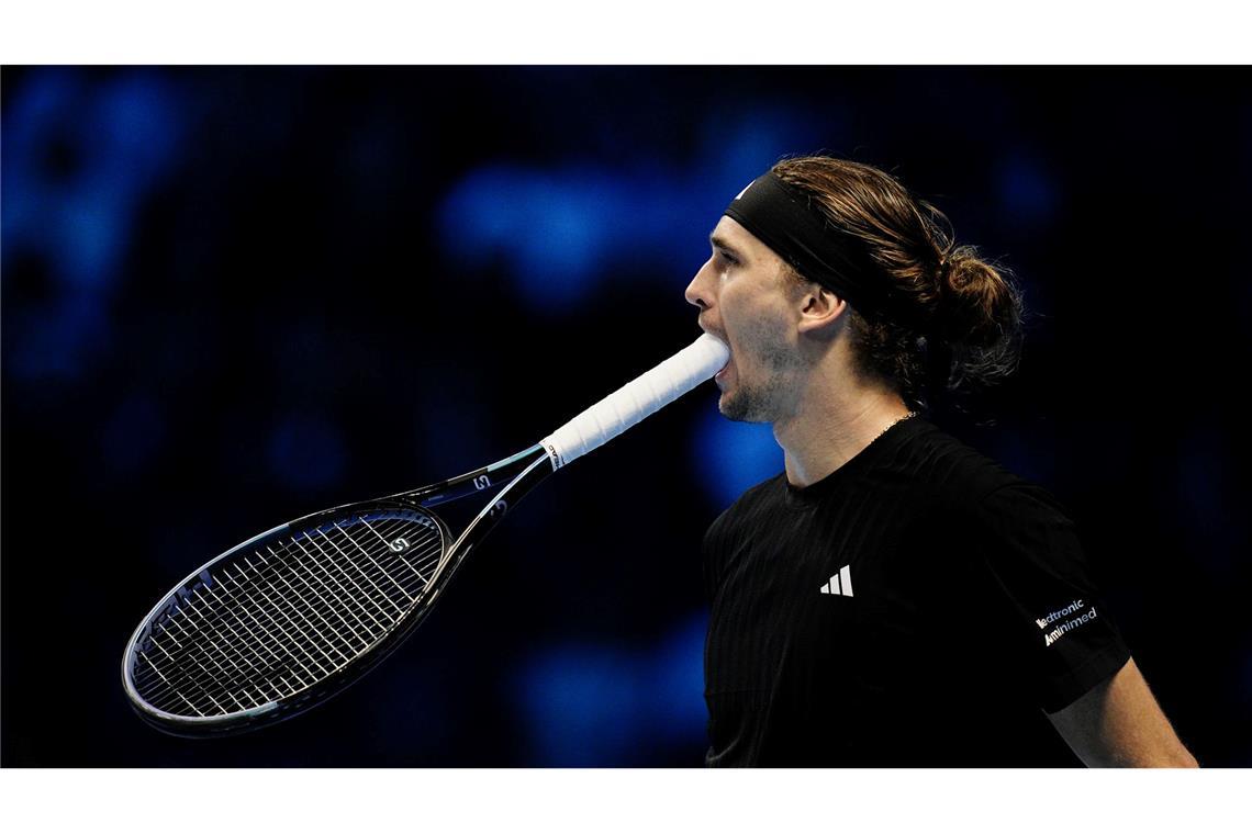 Alexander Zverev beißt während seines Matches gegen Jannik Sinner bei den ATP-World Tour Finals in Turin in den Griff seines Schlägers.